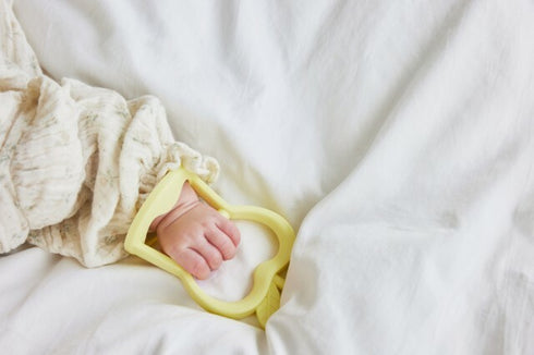 D by DADWAY にぎにぎ歯がため かぽっとはめる ディーバイダッドウェイ りんご 雲