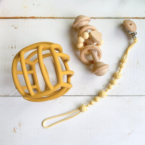 出産祝いに♪ イエローカラー 5点セット ベビーセット ストローマグ お食事エプロン ベビーボール 木のおもちゃ トイホルダー