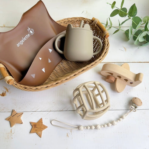 出産祝いに♪ チョコカラー 5点セット ベビーセット ストローマグ お食事エプロン ベビーボール 木のおもちゃ トイホルダー