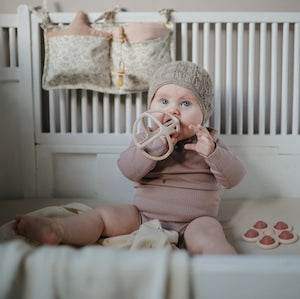 mushie Teether Ball Dove Gray(チャコールグレー) 歯固め シリコンボール オーボール ベビーボール ムシエ