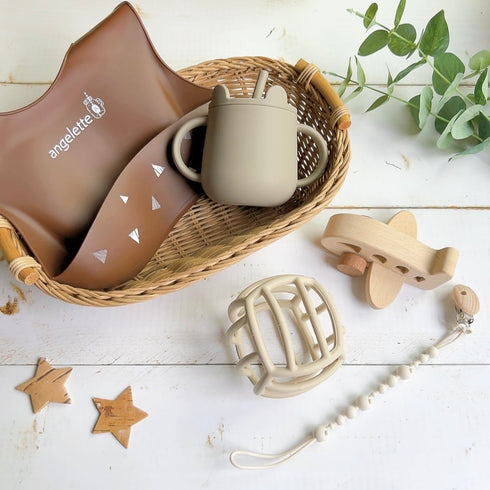 出産祝いに♪ チョコカラー 5点セット ベビーセット ストローマグ お食事エプロン ベビーボール 木のおもちゃ トイホルダー