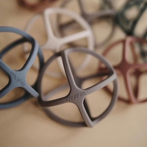 mushie Teether Ball Dove Gray(チャコールグレー) 歯固め シリコンボール オーボール ベビーボール ムシエ