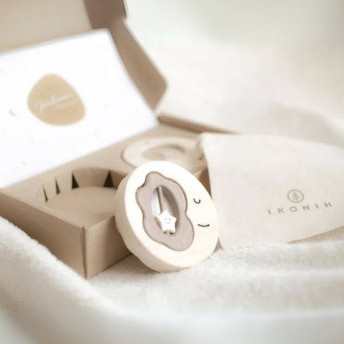 IKONIH はじめてミラーラトルセット 天然木 出産祝い 国産ひのき ラトルのおもちゃ フォトフレーム アイコニー