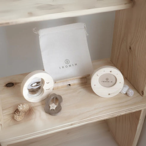 IKONIH はじめてミラーラトルセット 天然木 出産祝い 国産ひのき ラトルのおもちゃ フォトフレーム アイコニー