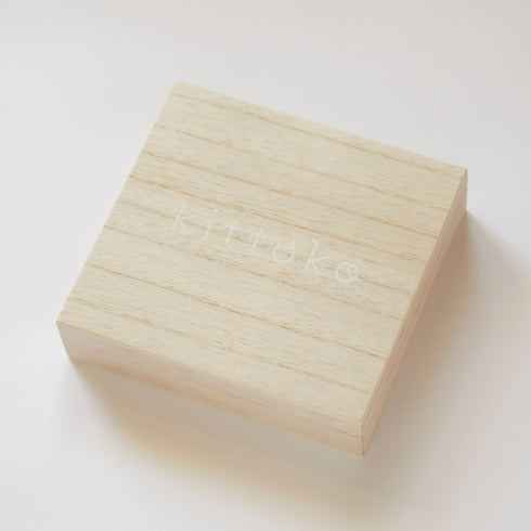 Kittoko 一生に一度のファーストカット飾り Red 木製 はじめてのカット記念 胎毛 キットコ