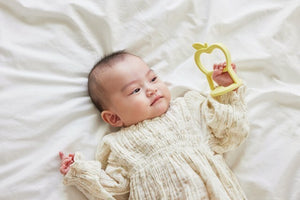 D by DADWAY にぎにぎ歯がため かぽっとはめる ディーバイダッドウェイ りんご 雲