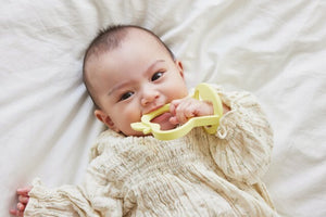 D by DADWAY にぎにぎ歯がため かぽっとはめる ディーバイダッドウェイ りんご 雲