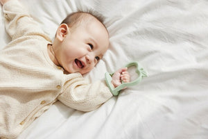 D by DADWAY にぎにぎ歯がため かぽっとはめる ディーバイダッドウェイ りんご 雲