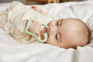 D by DADWAY にぎにぎ歯がため かぽっとはめる ディーバイダッドウェイ りんご 雲