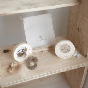 IKONIH はじめてミラーラトルセット 天然木 出産祝い 国産ひのき ラトルのおもちゃ フォトフレーム アイコニー