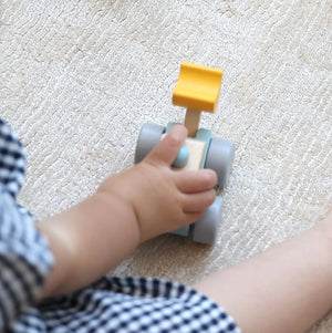 Adnil LAND SQUEAKY TRUCK ピコピコ音が鳴る はたらく車 木のおもちゃ 木製 くるま アドニルランド